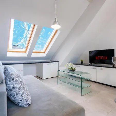In The Center Of Apartment Warna